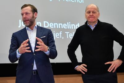 I november møttes konsernsjef Johan Dennelind i Telia (til venstre) og konsernsjef Sigve Brekke i Telenor på Inside Telecom-konferansen i Oslo. Telia-sjefen ble introdusert som leder for Nordens største teleselskap.