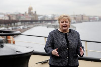 Statsminister Erna Solberg (H) er på plass i St. Petersburg, hvor hun senere tirsdag møter Russlands president Vladimir Putin. Hun og utenriksminister Ine Eriksen Søreide deltar på International Arctic Forum.