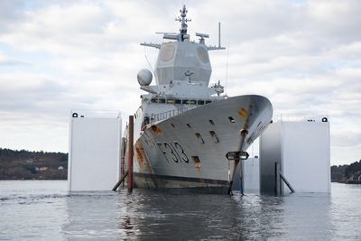 KNM Helge Ingstad har ligget på lekteren BOA Barge 33 ved Haakonsvern i Bergen siden hevingen. Her sjøsettes fregatten igjen.
