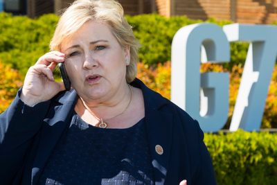 Regjeringen vil innføre makspris for telefonsamtaler og SMS til EU-land. Her er statsminister Erna Solberg (H) i en telefonsamtale i fjor høst.