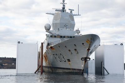 KNM Helge Ingstad har ligget på lekteren BOA Barge 33 ved Haakonsvern i Bergen siden hevingen. Onsdag sjøsettes fregatten. 