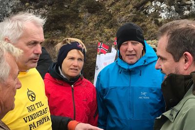 Salmar-direktør Gustav Witzøe (i gul skjorte) har kastet seg inn i kampen mot vindmøllene på Frøya. Her i diskusjon med konsernsjef i Trønderenergi, Ståle Gjersvold. I Dagens Næringsliv i dag kaller Gjersvold Witzøe for «hyklersk».