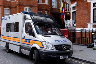 En politibil utenfor Ecuadors ambassade den 11. april 2019, da Wikileaks-grunnlegger Julian Assange ble arrestert.