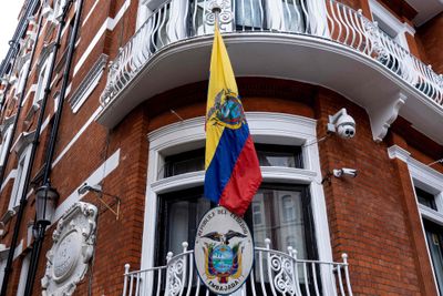 Flagget til Ecuador utenfor landets ambassade i London. 