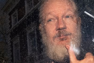 Assange har bodd på Ecuadors ambassade i London i hele sju år, etter at han dro dit og søkte om politisk asyl i 2012.