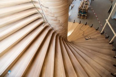 Kurver: Den skulpturelle utformingen minner om en vifte som folder seg ut. Det er kun trappenesene som er rette i stablekonstruksjonen.