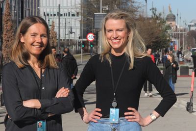 Datascientist Anne Line Stampe og prosjektleder for utdanningsløpet Iselin Sommereng utenfor Dnb-bygget i Barcode.