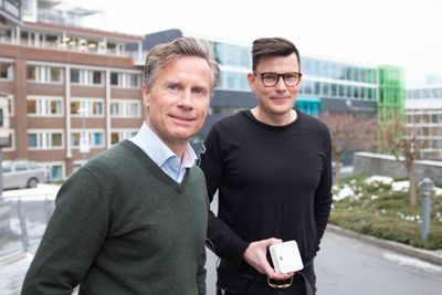 Den norske selskapet har utviklet en egen protokoll for kommunikasjon, og kan levere et unikt smarthus-produkt. Fra venstre: Markedssjef Espen Schrøder og sivilingeniør og konstruktør Jon Øyvind Stenerud i Sfty, her utenfor Sftys kontor på Lysaker. 
