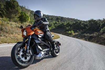 Harley Davidson har tradisjonelt tilbudt kundene mengder av kilo. Med kun 210 kg blir den nye Harleyen rene lettvekteren. Dermed blir sportslig kjøring tilgjengelig også for Harley-entusiastene. 