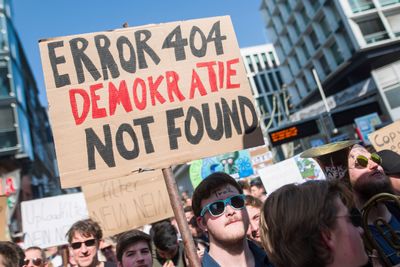 EUs nye regler for internett og opphavsrett er godkjent av EUs medlemsland. Reglene er omstridte, og flere steder har det vært demonstrasjoner, blant annet her i Stuttgart 23. mars.