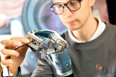 Her gjør systemingeniør Anders Ulstad service og vedlikehold på en protese fra en kunde. Det gir viktig informasjon om hvilke komponenter som slites, hvordan de slites og dermed også informasjon om hvordan designet kan forbedres.
