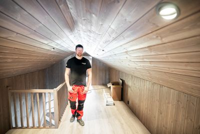 Stig-André Mayer er kommet langt med den smarte hytta på Vikerfjell. Her tar loftet form.