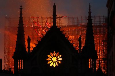 Flammer og røyk stiger opp fra katedralen Notre-Dame i Paris mandag kveld. Brannen spredte seg raskt, muligens på grunn av reisverk i tre. Etter fem timer hadde brannmannskapene kontroll over brannen.