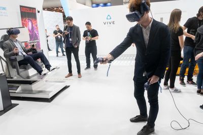 Under mobilkongressen MWC19 viste mange fram hvordan de tenkte seg å benytte 5G til nye tjenester, som her med ulike varianter av virtuell virkelighet og utvidet virkelighet. Slike tjenester vil Sør-Korea være i front av utviklingen av.