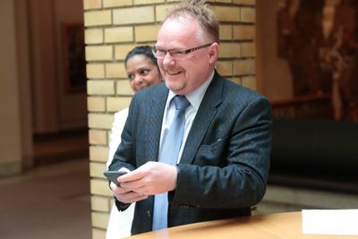 De nye reglene for mobiltelefoner på reiser i utlandet kommer i kjølvannet av tidligere fiskeriminister Per Sandbergs mye omtalte tur til Iran i fjor sommer.