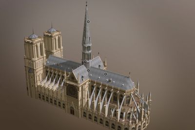 3D-modell av Notre-Dame. To tredeler av taket, inkludert spiret, brant. Men bygningsstrukturen skal være reddet.