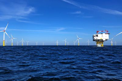 Havvindparken Arkona i Østersjøen i Mukran på øya Rügen i Tyskland, leverer nå strøm fra 60 vindturbiner til 400.000 tyske hjem.