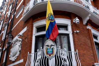 Ecuador skal ha opplevd et ras av kyberangrep etter at de tillot britisk politi å pågripe Julian Assange i Ecuadors ambassade i London.