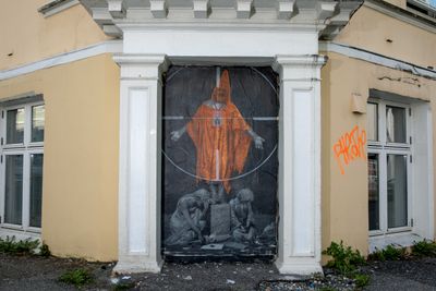 Gatekunstneren AFK har i løpet av natten hengt opp et bilde av WikiLeaks-grunnlegger Julian Assange. Bildet henger på samme sted som det kontroversielle bildet av Sylvi Listhaug ble hengt opp for ett år siden. 