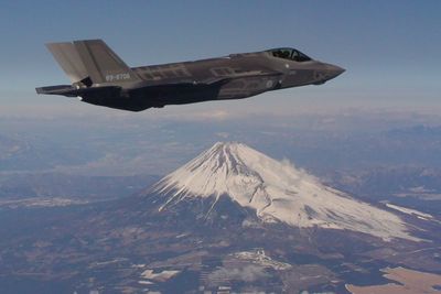 Det andre japanskbygde F-35A (AX-6) ved Fuji-fjellet på vei fra fabrikken i Nagoya til Misawa-basen.
