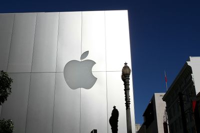 En tenåring har saksøkt Apple for en milliard dollar etter å angivelig ha blitt forvekslet med en butikktyv og deretter arrestert. Bildet er fra en Apple Store i San Francisco.