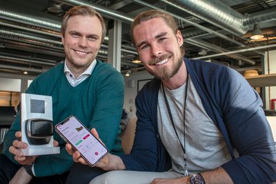 Gründere: Anders Løseth (t.v.) , COO og Alexander Richter, CEO, bygger appen alle verdens hoteller trenger. Med den kan de bruke mobilen som nøkkelkort.