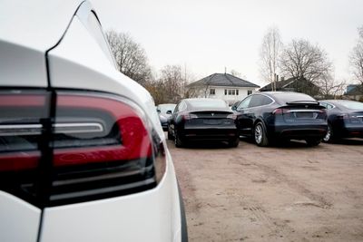 Diverse Tesla-modeller står linet opp på utleveringssenteret til Tesla ved Norges Varemesse på Lillestrøm.