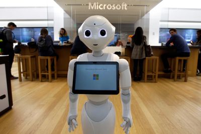 Roboten Pepper ved inngangen til en Microsoft-butikk i Boston. Arkivfoto.