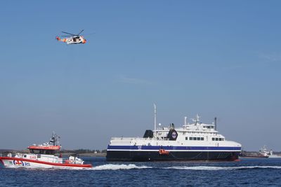 Luftforsvarets Sea King redningshelikopter og en av Redningsselskapets båter ved passasjerfergen MF Værøy. Øvelse Nord er Norges største kriseøvelse.