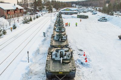 CV90 stormpanservogner ved Rena stasjon, klare til å sendes til Sverige for å delta på øvelse for en måned siden.