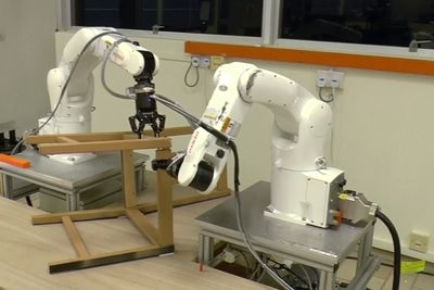 OECD tror hver syvende jobb kan være overtatt av roboter om 20 år. Disse robotene setter sammen Ikea-møbler.