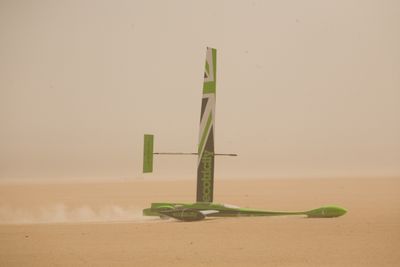 Richard Jenkins satte verdensrekord for raskeste vinddrevne farkost på land. Han bruker samme type seil på seildronene.