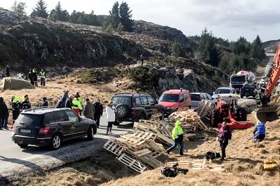 Demonstranter hindret oppstart av byggingen av Frøya vindkraftverk. Deretter sa kommunestyret stopp. Nå har Fylkesmannen opphevet vedtaket.