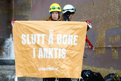 Her går Greenpeace-aktivister om bord oljeriggen West Hercules mandag 29. april.