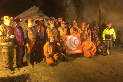 Slørdalstunnelen er en del av Årstfjordkryssinga, som er det største prosjektet på Lakseveien. Det er et arbeidsfelleskap mellom Metrostav og Bertelsen & Garpestad som er hovedentreprenør på prosjektet.