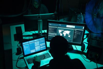 En av ti kommuner har opplevd dataangrep, men sliter med å rekruttere IKT-spesialister.