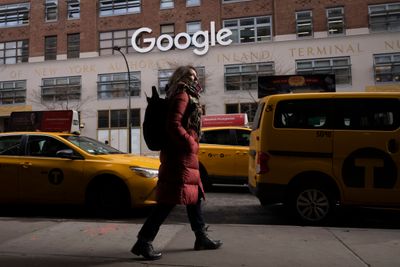 En kvinne går forbi Googles kontor i New York. 