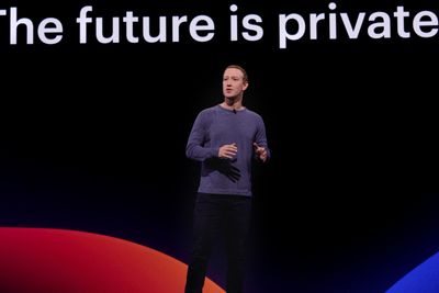 Mark Zuckerberg på scenen under F8-konferansen.