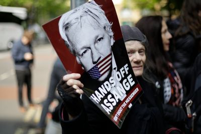 Assange-støttespillere demonstrerte onsdag utenfor domstolen i London hvor straffeutmålingen fant sted. 