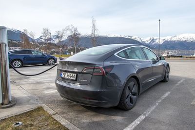 Tesla Model 3 på en Supercharger i Sandane i Nordfjord.