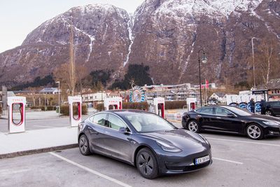 Tesla søker om støtte til etablering av ladestasjoner i Stryn. Bildet viser ladestasjon i Eidfjord.