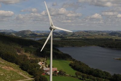 Åsen II i Time kommune var det første vindkraftverket i Norge som fikk elsertifikater. Nå som sertifikatene blir omtrent verdiløse, sliter både Åsen og en rekke små vannkraftverk med økonomien.