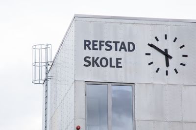 Refstad skole i Oslo må rives etter bare 14 år. Da de rev tak og vegger innvendig, ble det funnet alvorlige setningsskader, bekrefter Undervisningsbygg.