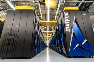 Dagens kraftigste supercomputer, «IBM Summit», har en maksytelse på 200 petaflops.