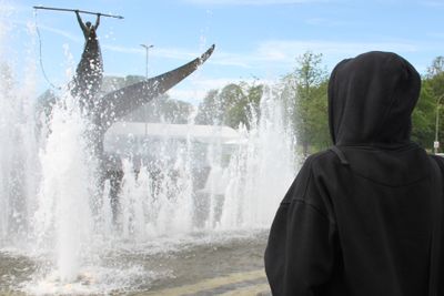Hacker ved Hvalfangstmonumentet i Sandefjord. Personen på bildet har ingenting med saken å gjøre, utover at han befant seg i Sandefjord da bildet ble tatt.