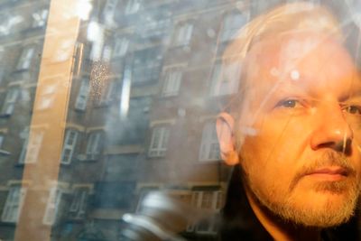 Julian Assange ble pågrepet i Ecuadors ambassade i London i forrige måned. 