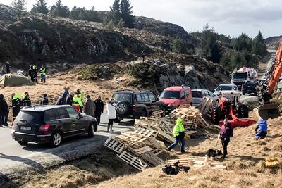 Demonstranter har tidligere brukt paller for å hindre anleggstrafikk å kjøre forbi. Nå har ti demonstranter møtt opp igjen for å forsøke å stanse vindkraftutbyggingen på Frøya.