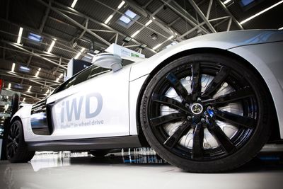 Elaphe har konvert en Audi R8 til elektrisk drift. Inwheel-motoren kan skimtes inne i felgen. 