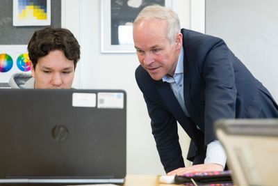 Kunnskaps- og integreringsminister Jan Tore Sanner vil ha fart på utviklingen av nye digitale læremidler. Her fra et besøk på Sofienberg skole i Oslo i mars. 