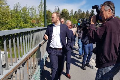 Samferdselsminister Jon Georg Dale hadde tatt med seg kunnskapsminister Jan Tore Sanner til pressekonferanse på en bru over E18 ved Høvik, hvor de presenterte regjeringens bevilgning på 340 millioner kroner. Sanner var der mest fordi han bor i området.